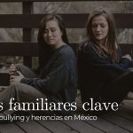 Dos mujeres sentadas de espaldas con gesto serio, representando conflictos familiares y de pareja vinculados a infidelidad, bullying y herencias.