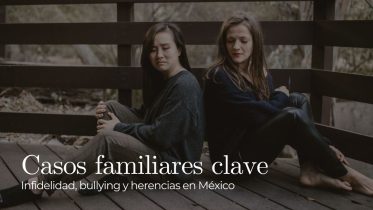 Dos mujeres sentadas de espaldas con gesto serio, representando conflictos familiares y de pareja vinculados a infidelidad, bullying y herencias.