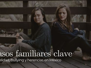 Dos mujeres sentadas de espaldas con gesto serio, representando conflictos familiares y de pareja vinculados a infidelidad, bullying y herencias.